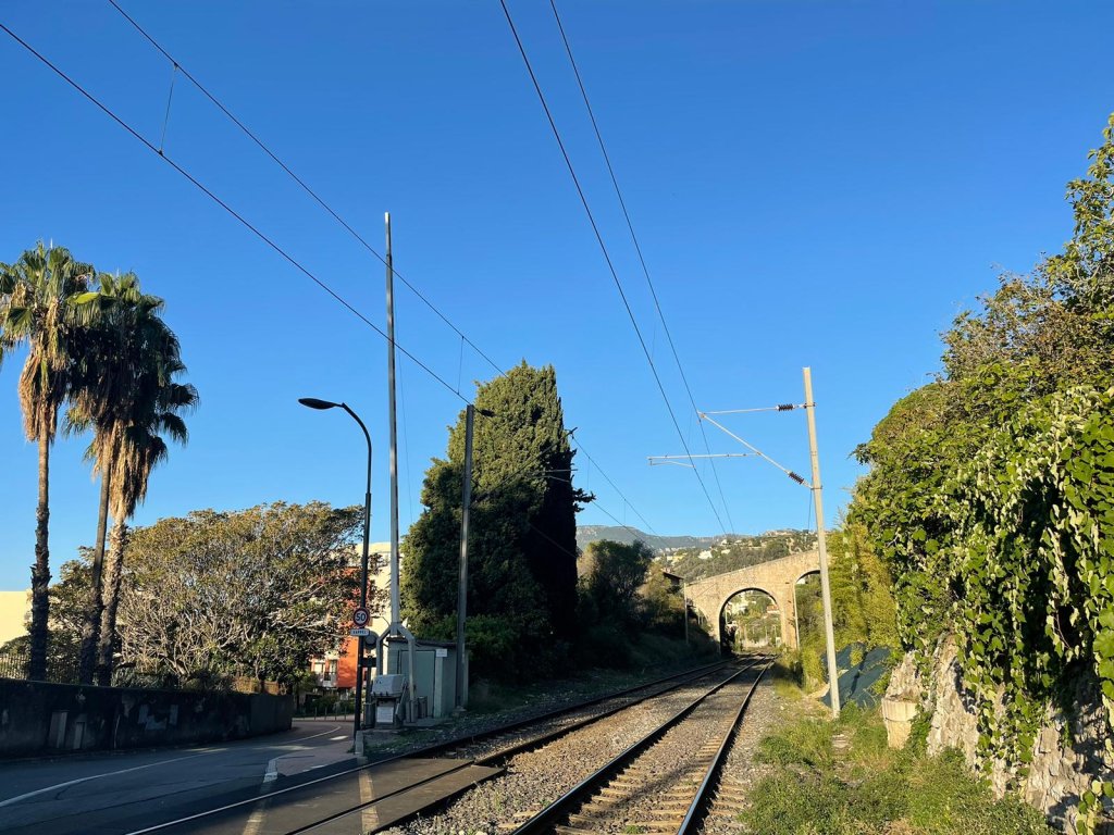 Treno a Mentone-Garavan, la prima stazione francese dopo l'Italia.  A poche centinaia di metri c'era il posto di frontiera, dove venivano rimpatriati gli esuli.  26 settembre 2023. Crediti: Rana Aldiab, Maïa Courtois per InfoMigrants