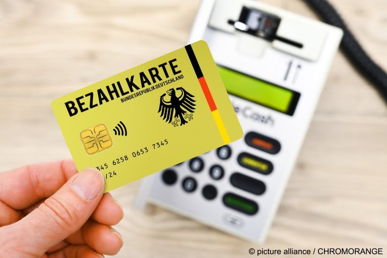 File photo: Germany: Cash card for asylum seekers, February 27, 2024 | Photo: Christian Ohde / picture alliance 