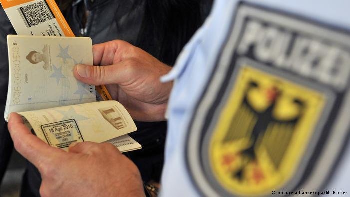 The police are responsible for border controls in many countries across the EU | Photo: picture-alliance /dpa / M. Becker