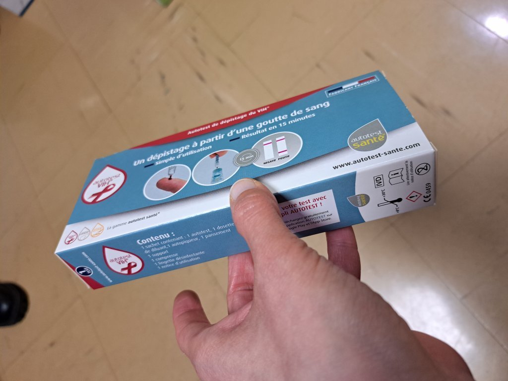 A self-testing kit to determine HIV status with a blood drop. Photo: InfoMigrants