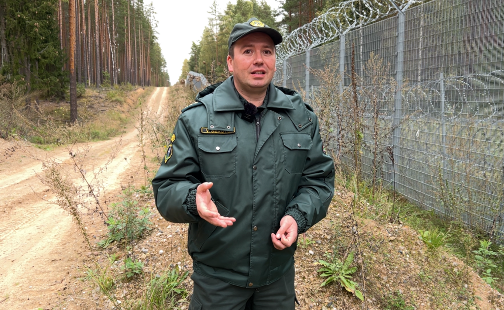 File photo: Border guard officer Vladimir Shersts at the Latvia-Belarus border near Silene on October 1, 2024 | Photo: Benjamin Bathke/InfoMigrants