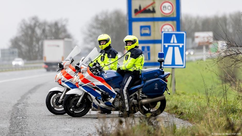 File photo: Dutch border police officers on motorcycles at the Dutch-German border | Photo: Remko de Waal/ANP/AFP