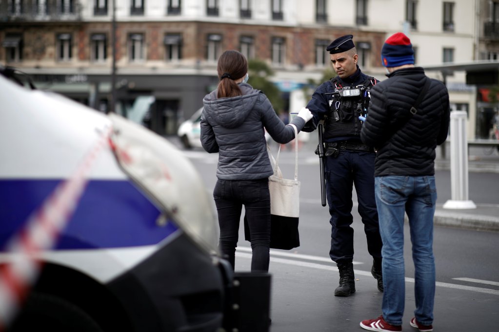 A French police officer controls bystanders in front of an almost empty Gare de l'Est as a lockdown imposed to slow the rate of the coronavirus disease (COVID-19) contagion started at midday in all the country, in Paris, France, March 17, 2020 | Photo: REUTERS