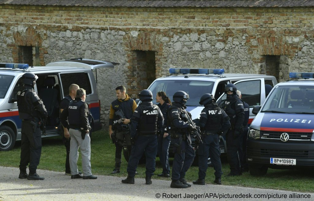 الشرطة تبحث عن سائق شاحنة عثر فيها على اثنين من المهاجرين ميتين في Siegendorf ، النمسا ، بالقرب من الحدود مع المجر يوم 19 أكتوبر 2021 