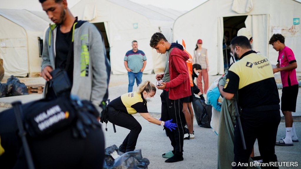 People pass the security control before entering a new facility in Los Rosales, following the mass crossing of migrants at the border with Moroccoof migrants at the border with Morocco on September 13, 2026 | Photo: Ana Beltran/Reuters