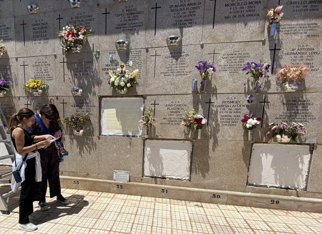 In the cemetery of Santa Cruz de Tenerife, Silvia Cruz Oran and Isabel Sebastia Fabregat look for the graves of 14 migrants who died on a boat that arrived on April 26, 2021 | Photo: InfoMigrants.