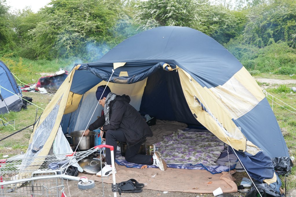 Islam, 18 ans, du Kurdistan d'Irak, dans le camp de Loon-Plage, le 30 avril 2024. Crédit : Dana Alboz / InfoMigrants