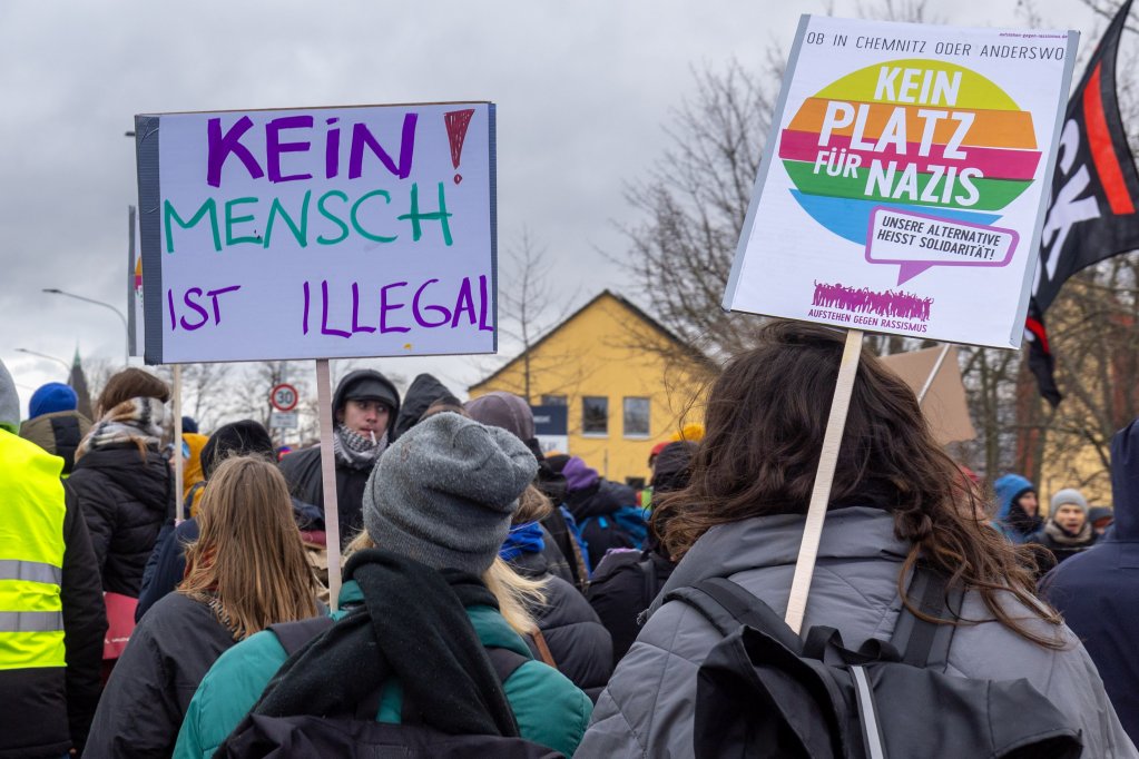 Protestors outside the AfD party conference in Riesa held up placards reading 'No person is illegal' and 'No place for Nazis.' Instead the protestors advocated 'solidarity' and a more welcoming society | Photo. Daniel Wagner / picture alliance / dpa