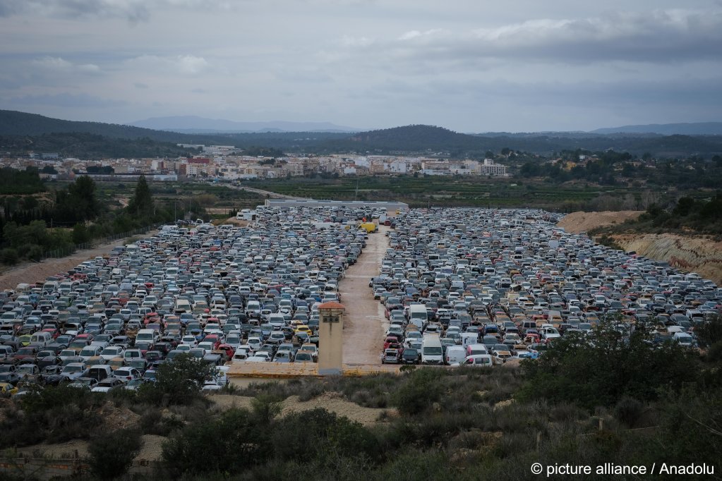 A view of a junkyard as residents and police in Paiporta check cars damaged by fooding in Valencia, Spain on January 29, 2025. More than 120,000 cars are estimated to have been damaged in the climate catastrophe | Photo: Pablo Miranzo/Anadolu