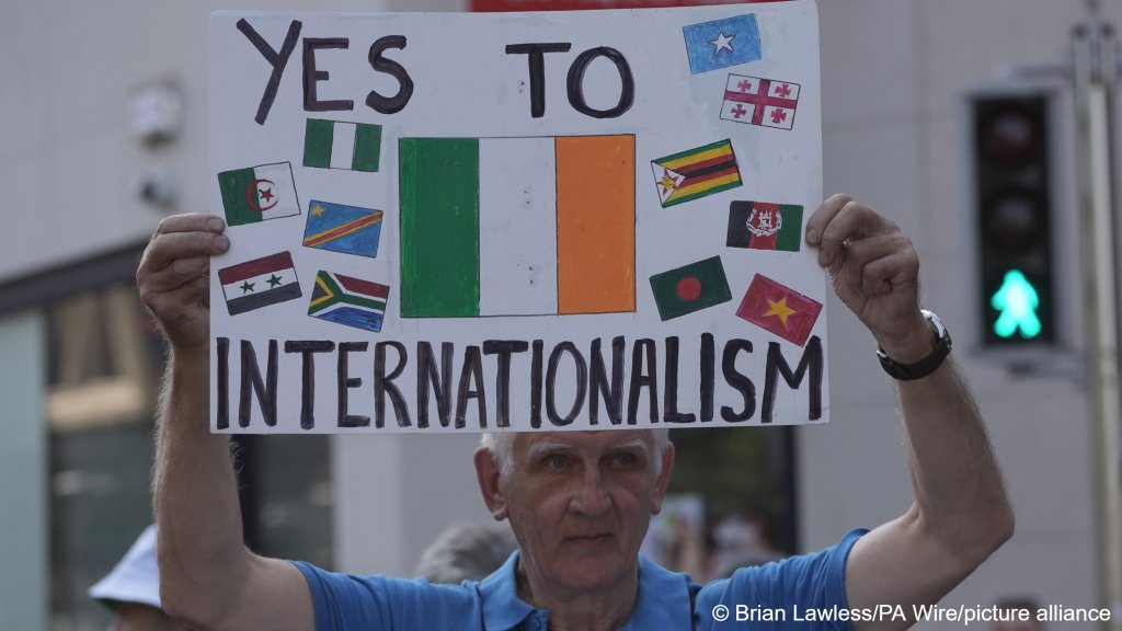 Counter-protesters marched towards the anti-migrant protesters and the two groups exchanged insults over a police barrier | Photo:  Brian Lawless/PA Wire/picture alliance