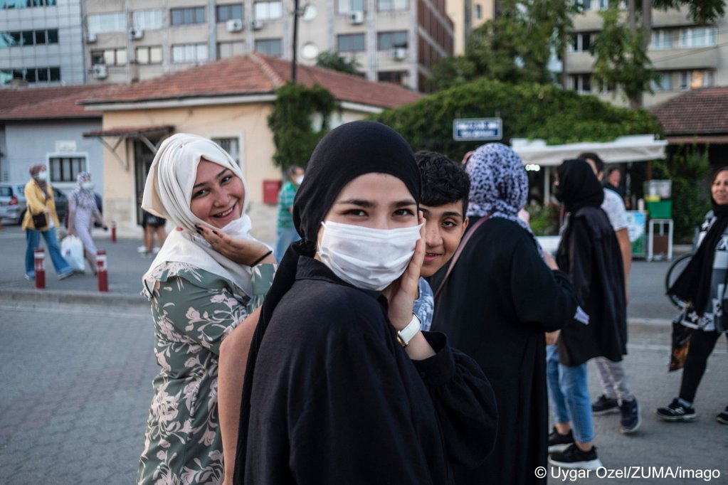 يشعر العديد من الأتراك بالغضب لأن المهاجرين واللاجئين يحتفلون بحريتهم الجديدة مثل هؤلاء الأفغان في إزمير، بينما يضطر المواطنون الأتراك إلى مواجهة أزمة اقتصادية كبيرة | Photo: Uygar Ozel/Imago