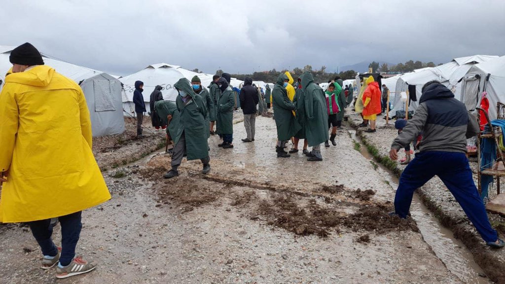 مناطق كثيرة في مخيم كارا تيبي في ليسبوس غرقت في المياه القذرة والطين 