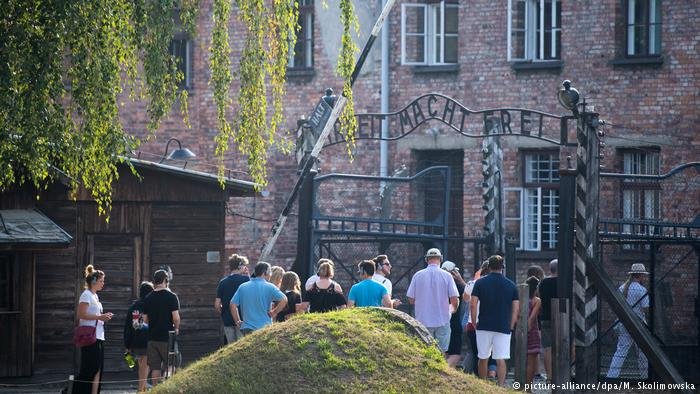 From file: Young members of Germany's Jewish and Muslim communities visiting Auschwitz, one of the Nazi death camps during World War II | Photo: picture alliance / dpa / M. Skolimowska