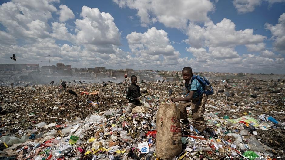 Johanna Omolo grew up very close to the Dandora dump | Photo: Ben Curtis/AP/picture-alliance