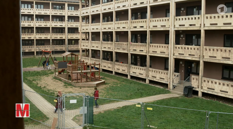 File photo used as illustration: A children's play area in the middle of an asylum seekers' accommodation center in Hahn, Rhineland Palatinate, Germany | Source: Screenshot Monitor Report, ARD