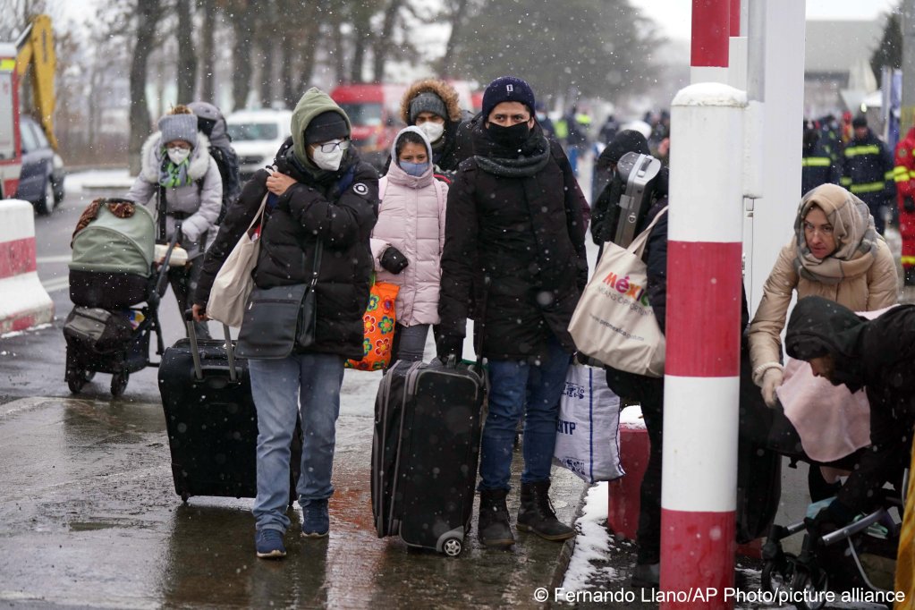 A group of Mexicans living in Ukraine cross the border to Siret, Romania amid Russia's invasion of Ukraine, early Wednesday, March 2, 2022  Photo: Fernando Llano/AP Photo