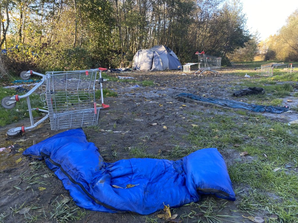 A sleeping bag and abandoned shopping carts in Loon-Plage camp, in November 2024 | Photo: InfoMigrants