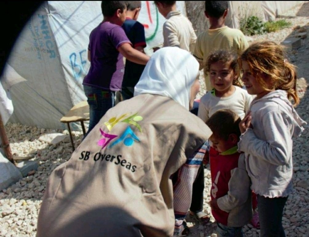 Louma Albik talking to children in a camp for displaced | Photo: Private