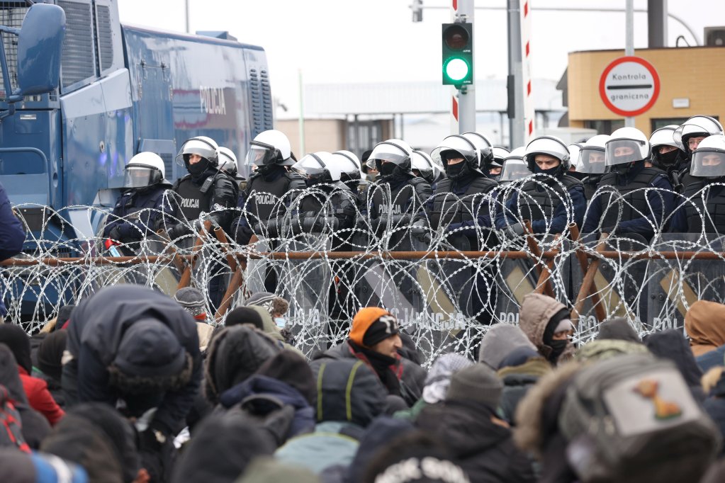 Des migrants à la frontière entre la Pologne et la Biélorussie, le 15 novembre 2021. Crédit : Reuters