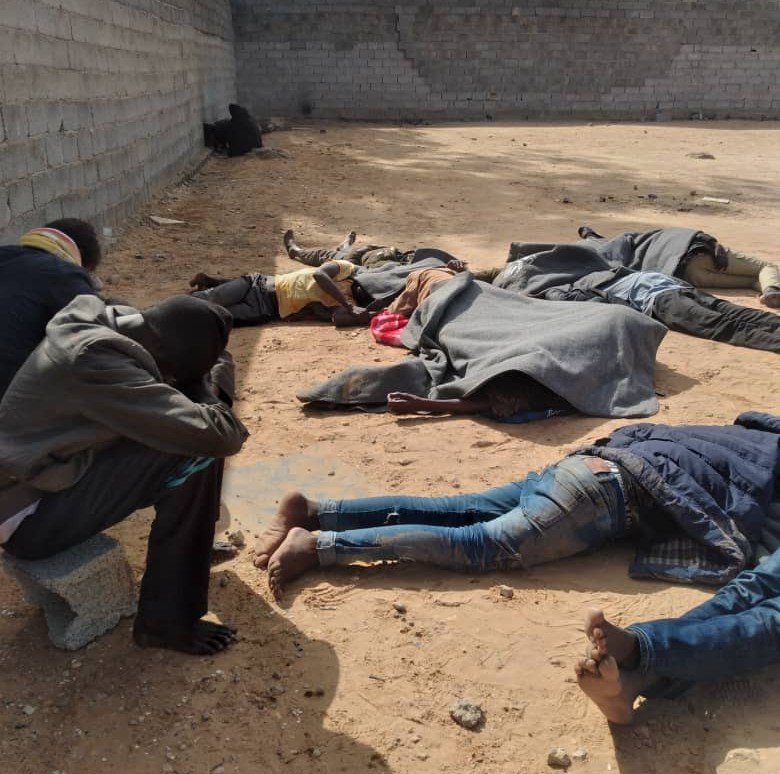 المهاجرون المضربون عن الطعام في مركز احتجاز "عين زارة" الليبي يبدون منهكين ومتعبين. المصدر: الحقوق محفوظة.