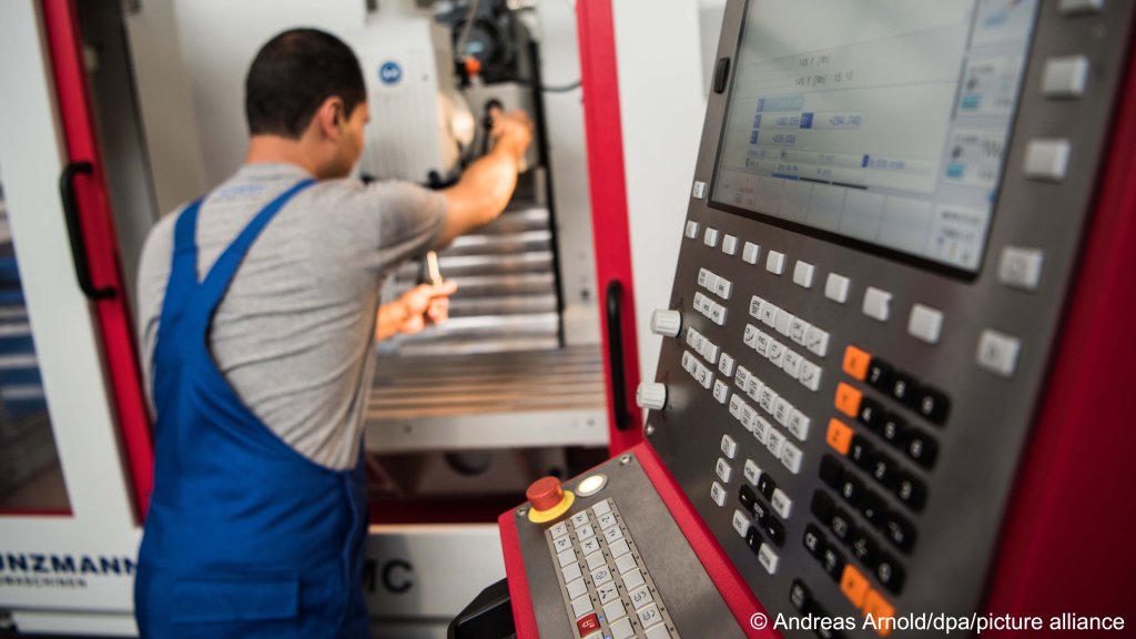 An Iranian refugee doing an apprenticeship in Germany, photographed in July 2018 | Photo: Andreas Arnold/dpa/picture alliance