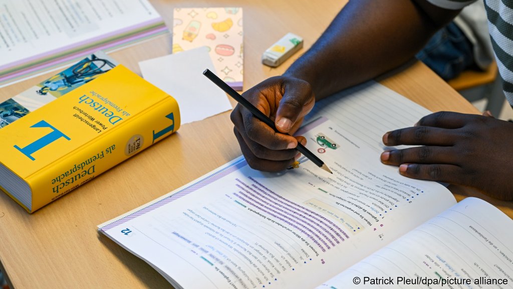 File photo: A student takes part in a German lesson at a state reception facility in Germany. The AfD plans to cut funding for language classes, housing and social assistance for migrants and refugees | Photo: Patrick Pleul/dpa/picture alliance