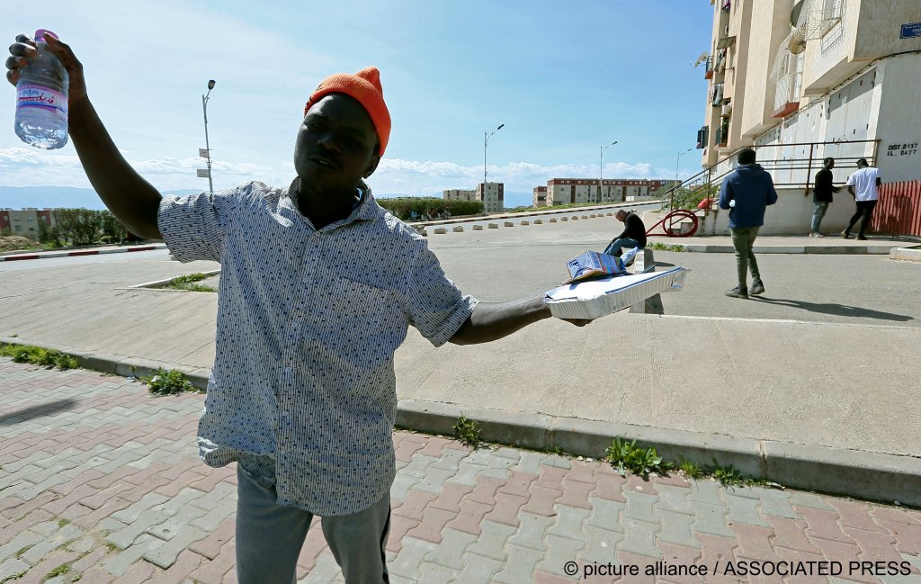 From file: Migrants from all over the continent of Africa come to work in Algeria, but even for those using legal routes, applying for a visa to the EU can be difficult | Photo: Fateh Guidoum / picture alliance / Associated Press