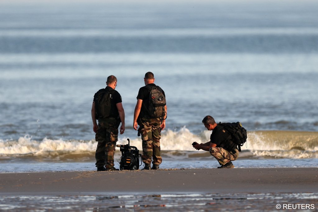 French authorities inspect a motor left behind by migrants trying to cross the English Channel in Saint-Etienne-au-Mont on July 1, 2025 | Photos: Gonzalo Fuentes / Reuters