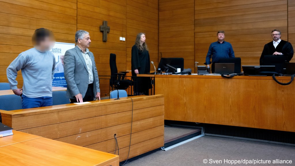 Samar A.O. (l), charged with seven counts of murder, stands in court next to his interpreter at the regional court, October 8, 2024 | Photo: Sven Hoppe/picture-alliance