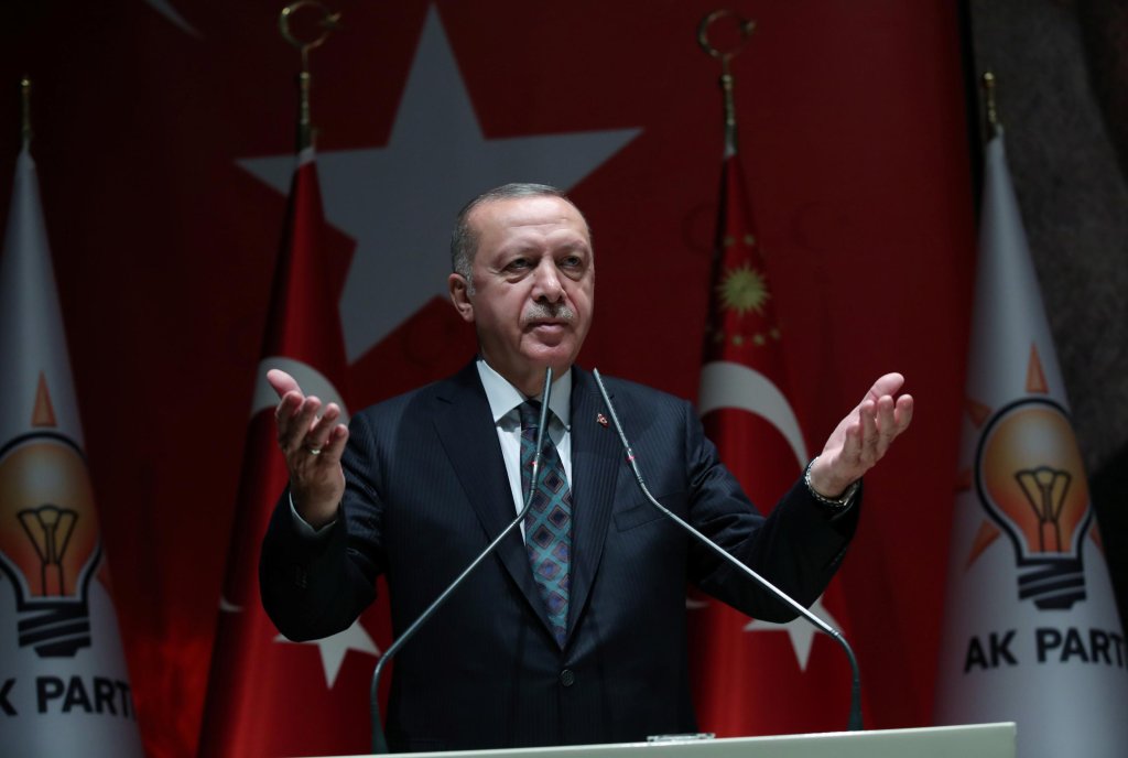 Turkish President Recep Tayyip Erdogan is trying to walk a fine line between party politics and his own interests | Photo: Reuters