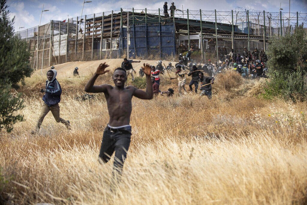 تمكن بعض المهاجرين من الفرار من قبضة القوات المغربية ونجحوا في الوصول إلى إسبانيا وقاموا بتقديم طلبات لجوء في الوقت الحالي | الصورة: AP - Javier Bernardo