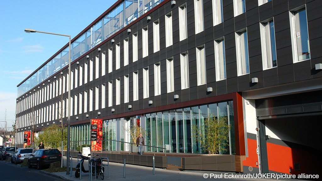 Conservative politicians in Cologne have called for investigations to take place and for Germany's Federal Office for Refugees and Migration BAMF to look into what may have gone on, here BAMF offices in Cologne | Photo:  Paul Eckenroth/JOKER/picture alliance
