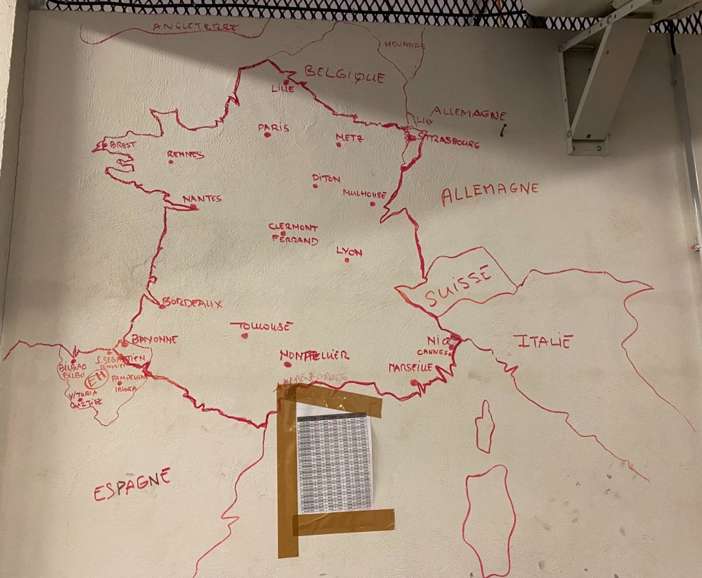 Une carte de France et les horaires des cars sont affichés dans le centre Pausa, à Bayonne. Crédit : InfoMigrants