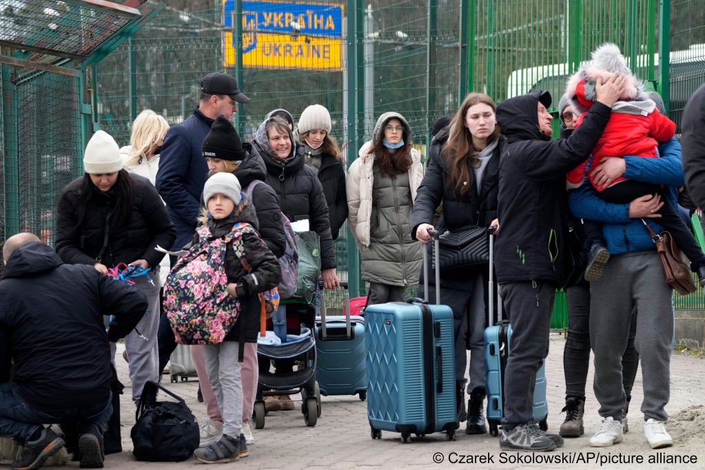 الهاربون من الصراع من أوكرانيا يصلون إلى المعبر الحدودي في ميديكا جنوب شرق بولندا، في 25 فبراير 2022 | الصورة: Czarek Sokolowski / AP / picture Alliance