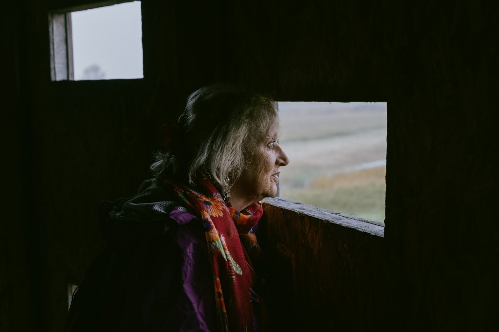 Ferri, humanitaire hollandaise, observe là où se tenait il y a 10 ans la jungle de Calais. Crédit : Valentina Camu pour InfoMigrants