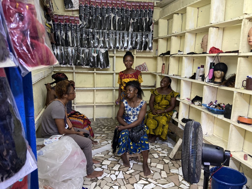 Yolande emploie une coiffeuse pour travailler à ses côtés dans son salon à Youpougon en banlieue d'Abidjan. Crédit : Anne-Diandra Louarn/InfoMigrants