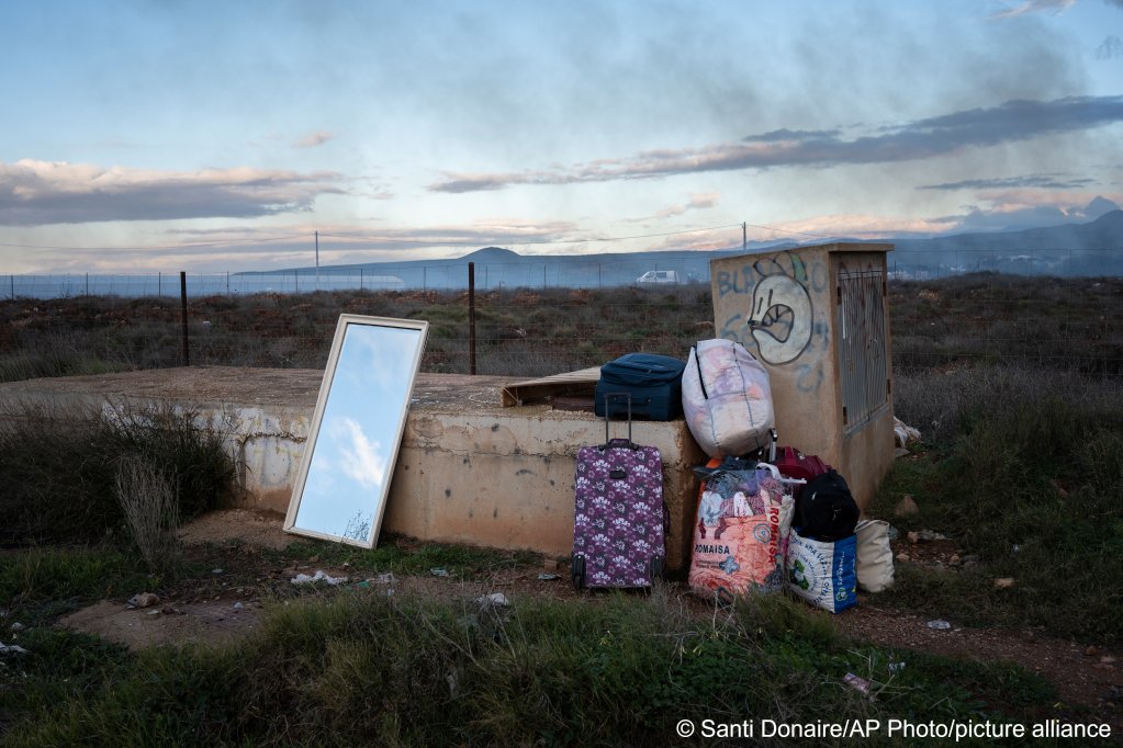 The fire at El Walili migrant camp started the same day the city council had marked it for demolition | Photo: AP Photo/Santi Donaire