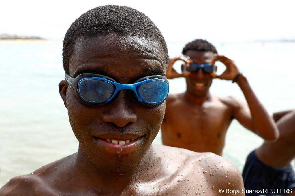 Migrants pose for a photo as they take part in the activity organized by the NGO ProemAID | Photo: Borja Suarez/Reuters