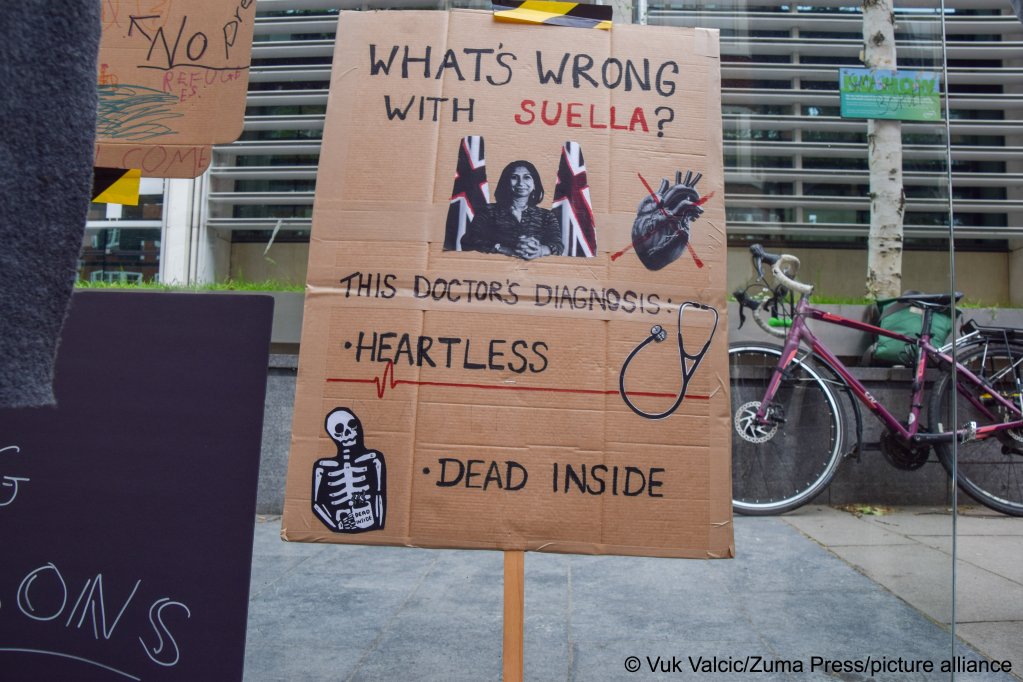 Demonstrators in the UK ask 'what's wrong with Suella?' as part of a protest against the migration policies of the Home Office | Photo: Vuk Valcic / Zuma press / picture alliance