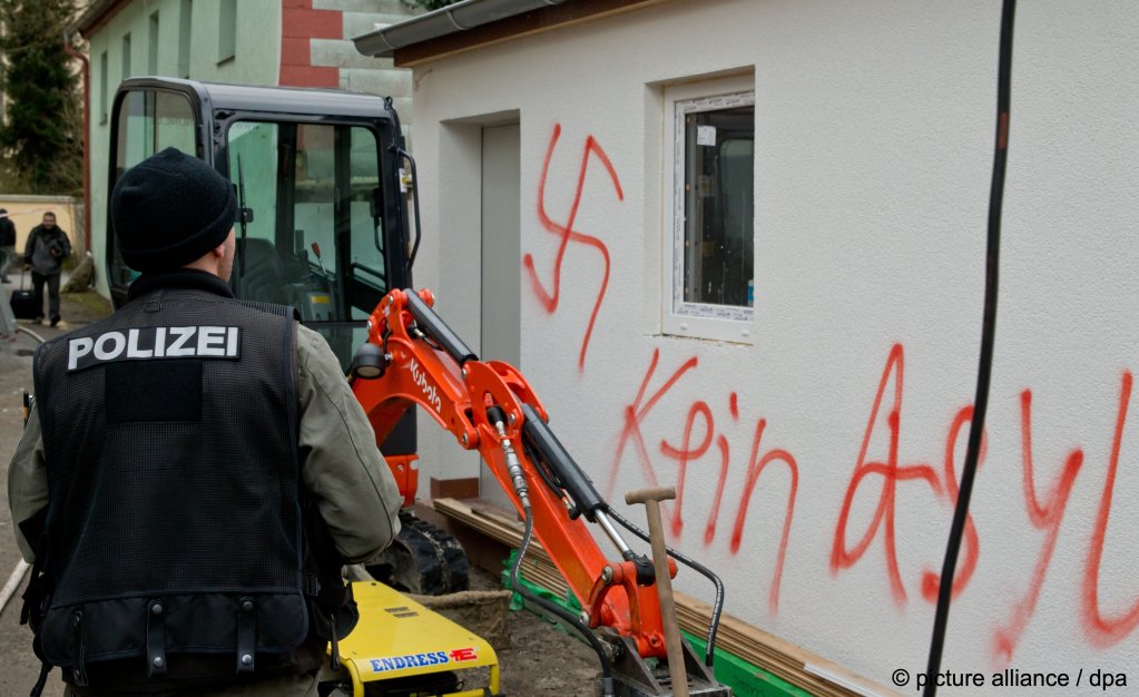File photo used as illustration: Attacks containing right-wing symbols, like the Nazi swastika seen in this photo, alongside the words "no asylum" appeared on the wall of this accommodation block for asylum seekers in Bavaria in 2014 | Photo: picture alliance / dpa