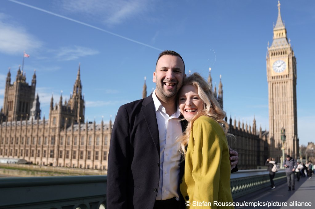 Hannah Spencer (r) a Green MP wins the Gorton and Denton by-election, here pictured outside Britain's Houses of Parliament with leader of her party Zack Polanski a few days after her win was announced | Photo: Stefan Rousseau / PA Wire / picture alliance