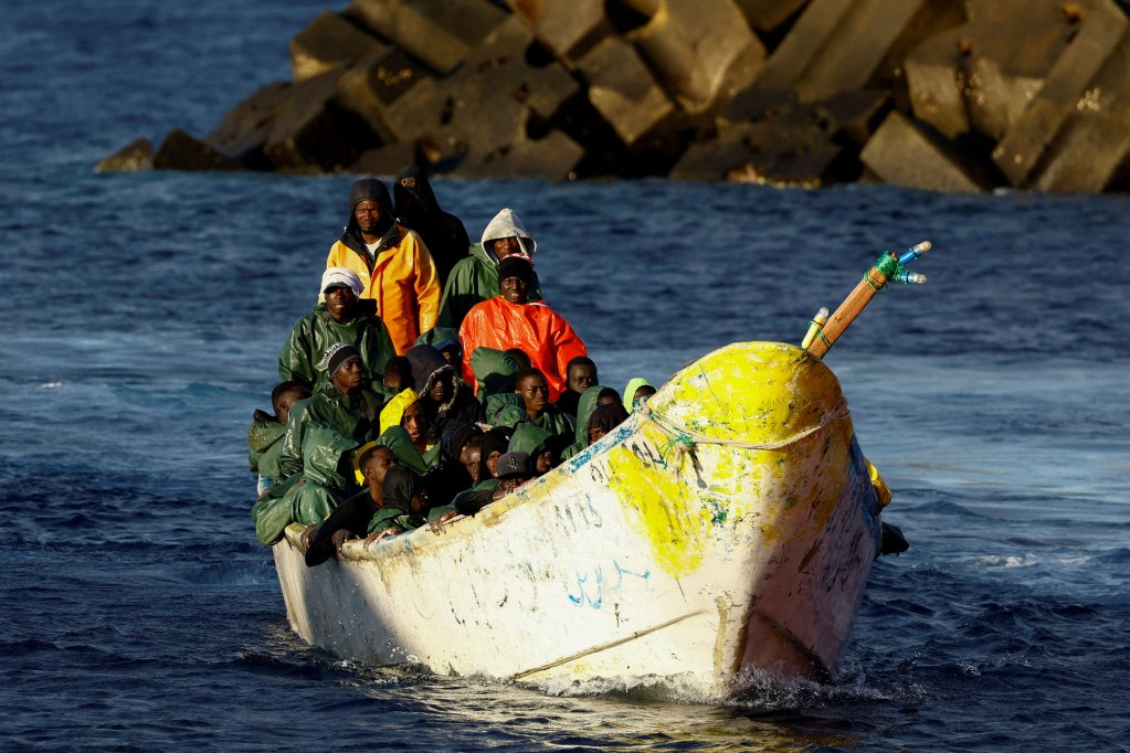 Migrants arrive on a pirogue on El Hierro in the Canary Islands on September 30, 2024. | Photo: Screenshot / Reuters 