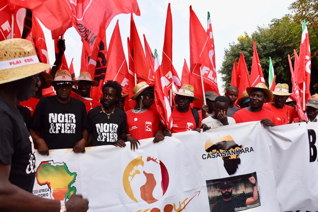 Migrant workers during a labour union demonstration in Foggia | Photo: ANSA/FRANCO CAUTILLO