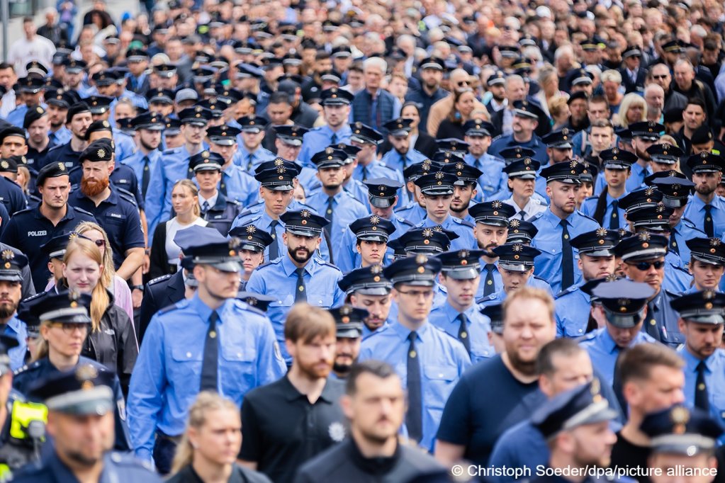 German police take part in a 'silent march' in the memory of one of their colleagues killed during the knife attack in Mannheim | Photo: Christoph Soeder / picture alliance / dpa