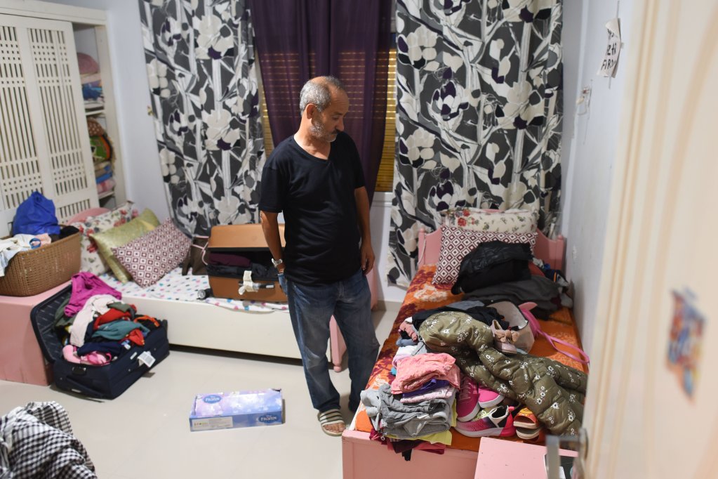 Chamseddine Marzoug chez lui à Zarzis, dans la pièce où vivaient ses petits-enfants. Il s'est résolu à ranger leurs affaires pour les donner à un foyer de migrants subsahariens. Crédit : Mehdi Chebil