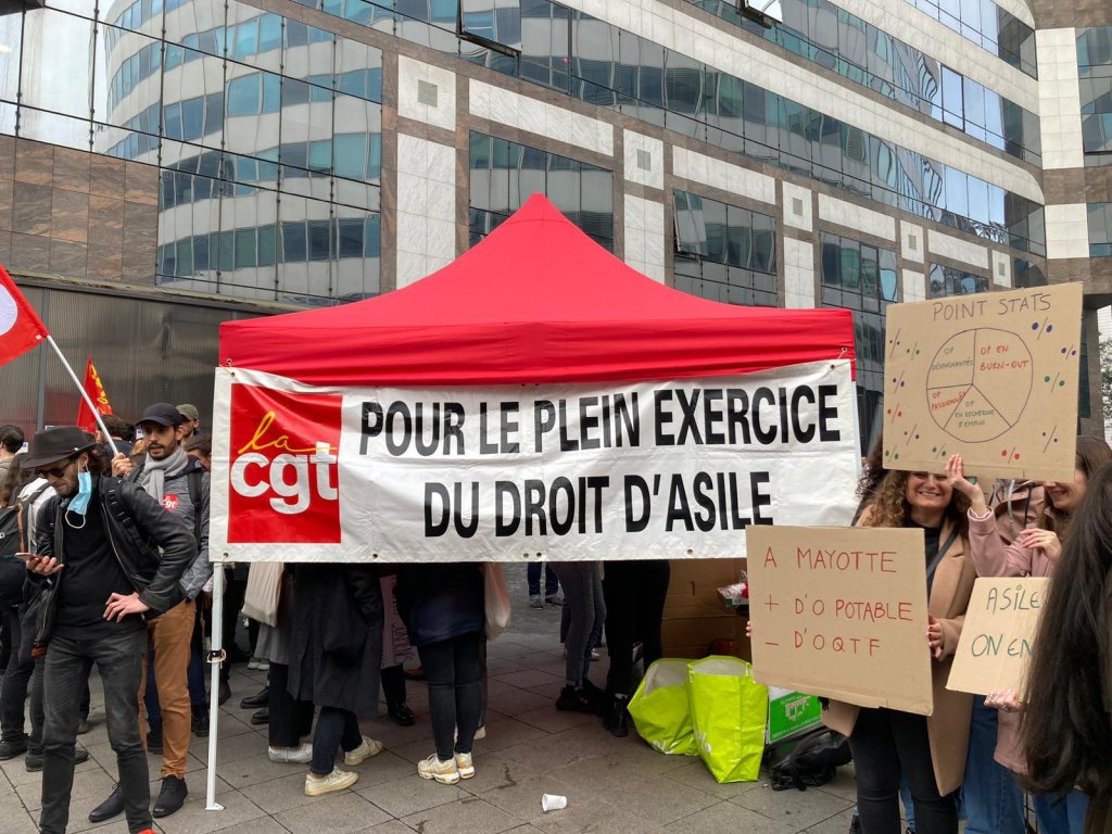 نحو 200 موظف يعترضون على ظروف العمل المكتب الفرنسي لحماية اللاجئين وعديمي الجنسية. الصورة: نقابة سي جي تي العمالية.