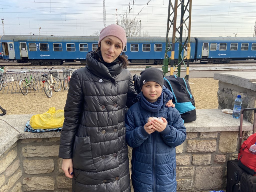 Galina et son fils Pasha, 8 ans, vont poursuivre leur voyage jusqu'à Lisbonne, au Portugal, où des proches vont les accueillir. Crédit : InfoMigrants