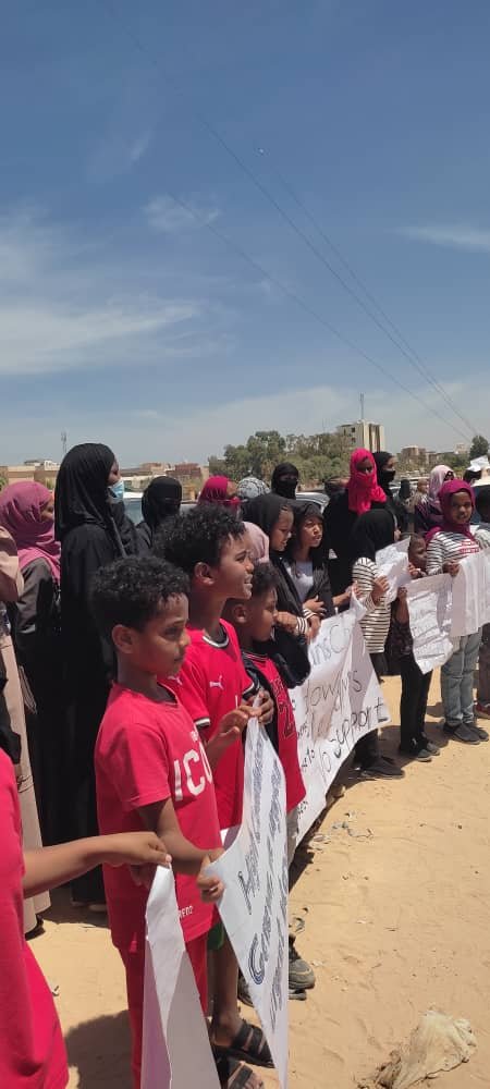 وقفة احتجاجية لنساء أمام المفوضية السامية لشؤون اللاجئين في طرابلس، ليبيا، في 11 أيار/مايو، للتنديد بأوضاعن وبتجميد ملفاتهن. المصدر: المشاركون في الوقفة لمهاجر نيوز 