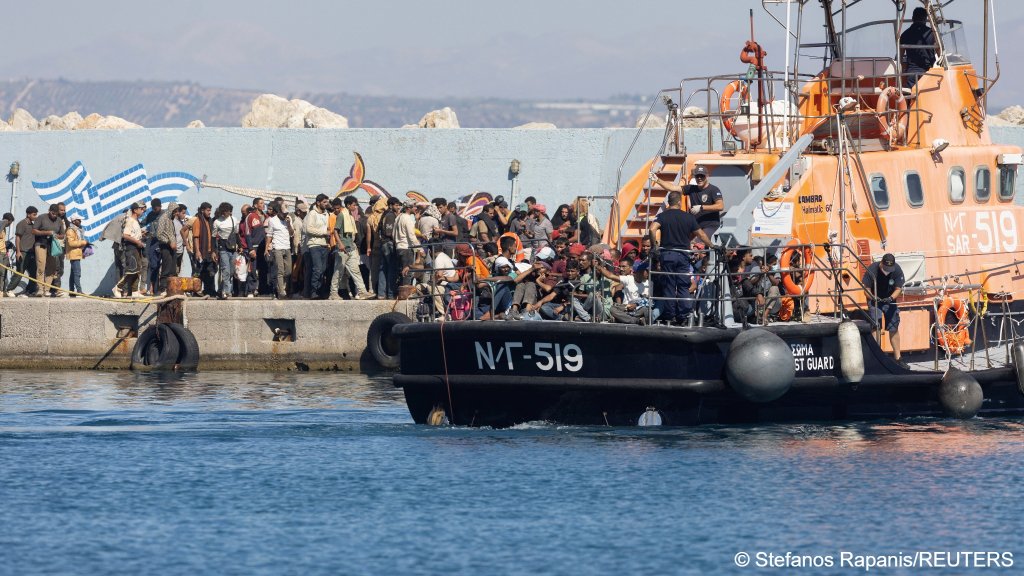 File photo: Migrants arriving in Gavdos in July 2025 are taken to processing centers in busses before being redistributed to other parts of Greece | Photo: Reuters/Stefanos Rapanis