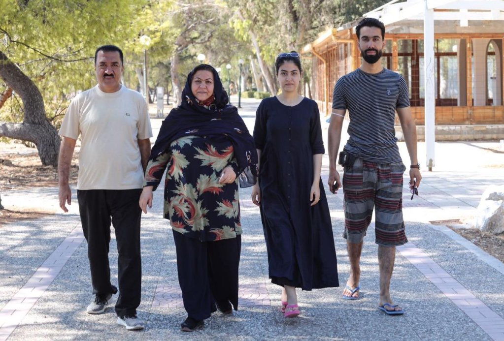حميرى أيوبي رفقة أفراد من أسرتها الذين تمكنوا من مرافقتها إلى اليونان